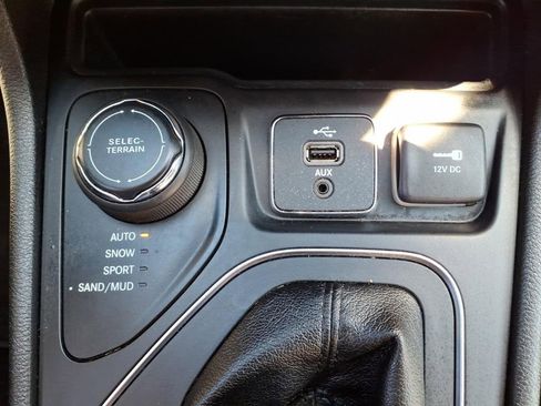 Used 2019 Jeep Cherokee Latitude Plus w/ Comfort/Convenience Group AWD/4WD image 29