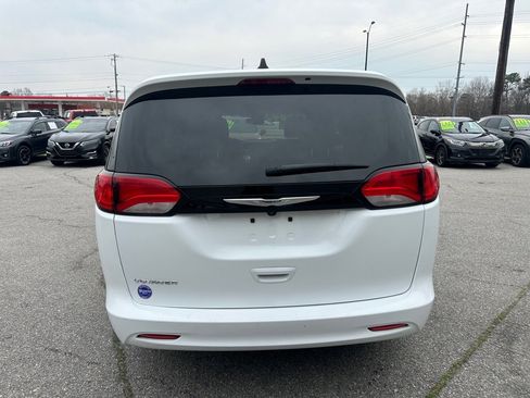 Used 2023 Chrysler Voyager LX image 4