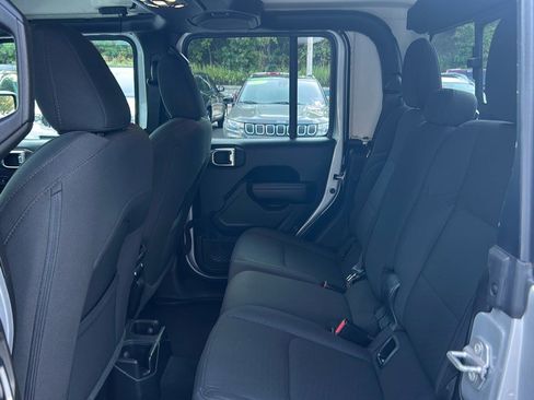 Used 2023 Jeep Gladiator Sport image 15