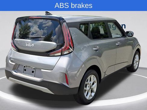 Used 2025 Kia Soul LX w/ LX Technology Package FWD image 4