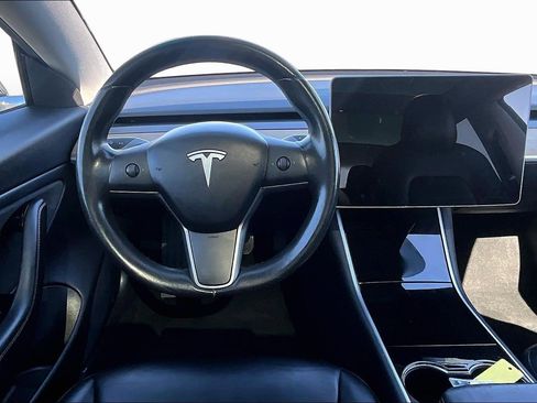 Used 2018 Tesla Model 3 Mid Range image 5