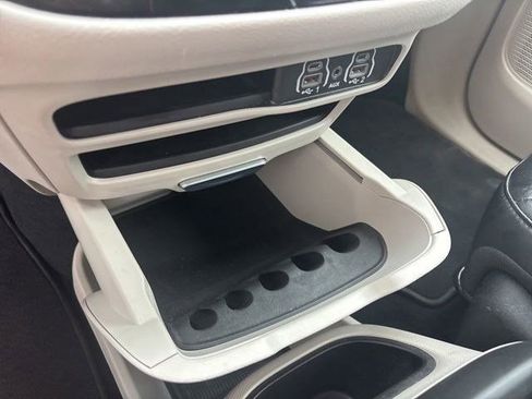 Used 2023 Chrysler Pacifica Touring-L FWD image 25