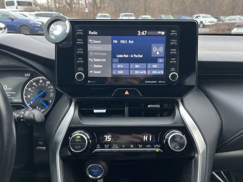 Used 2022 Toyota Venza XLE image 18