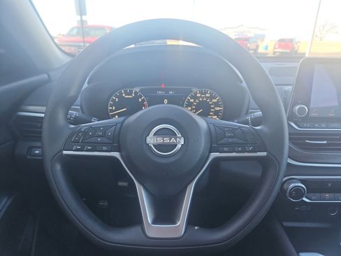 Used 2024 Nissan Altima 2.5 SV image 11