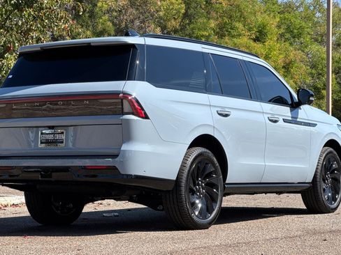 New 2025 Lincoln Navigator Reserve w/ Jet Appearance Package image 5