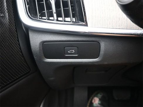 Used 2024 Volvo V90 B6 Cross Country Plus image 28