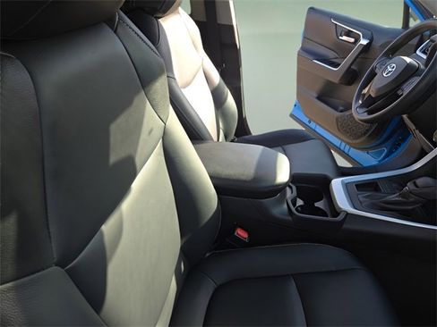 Used 2020 Toyota RAV4 XLE w/ Convenience Package image 32