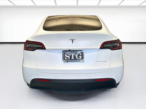 Used 2022 Tesla Model Y Long Range AWD/4WD image 5