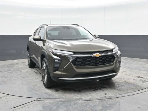 Used 2024 Chevrolet Trax LT w/ Sunroof Package FWD image 6