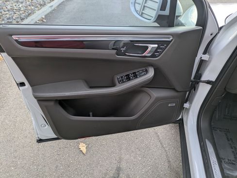 Used 2020 Porsche Macan S image 13