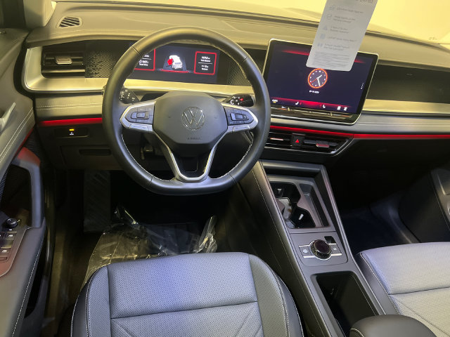 Certified 2025 Volkswagen Tiguan SE FWD image 19