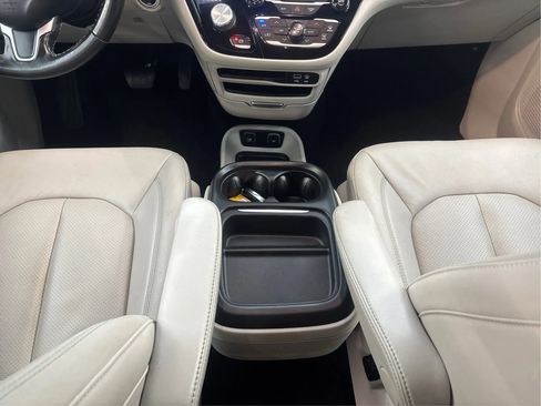 Used 2020 Chrysler Pacifica Touring-L FWD image 22