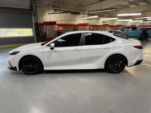 Used 2025 Toyota Camry SE image 7