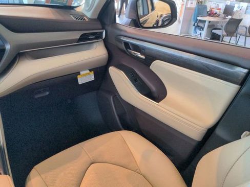 Used 2021 Toyota Highlander Limited FWD image 17
