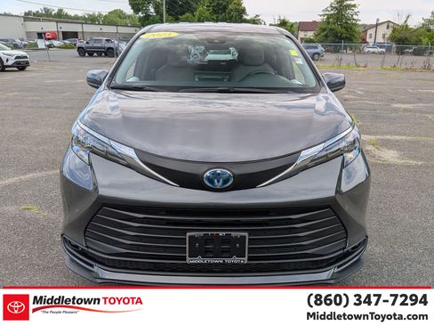 Certified 2025 Toyota Sienna LE AWD/4WD image 8