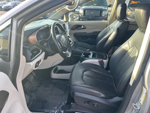 Used 2017 Chrysler Pacifica Touring-L w/ Tire & Wheel Group image 9