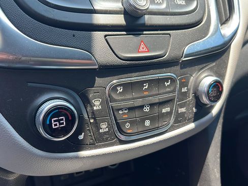 Used 2021 Chevrolet Equinox LT FWD image 16