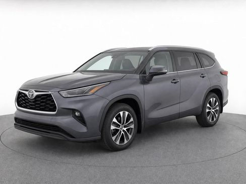 Used 2023 Toyota Highlander XLE AWD/4WD image 1