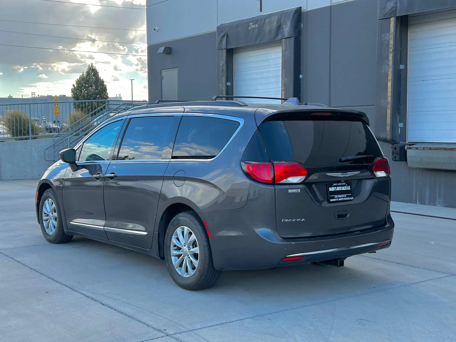 Used 2017 Chrysler Pacifica Touring-L FWD image 3