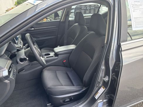 Used 2025 Nissan Altima 2.5 SV FWD image 37