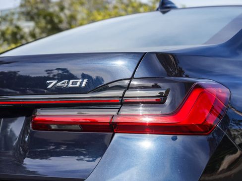 Used 2022 BMW 740i w/ M Sport Package RWD image 6