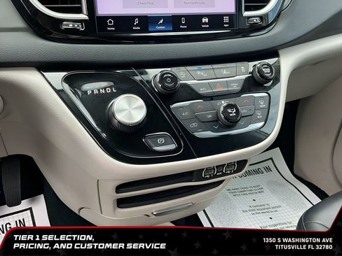Used 2023 Chrysler Pacifica Touring-L FWD image 32