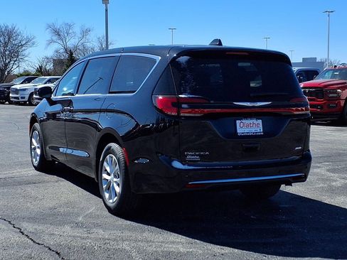New 2026 Chrysler Pacifica Select image 2
