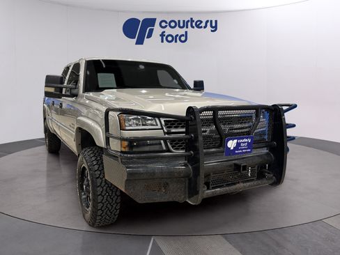 Used 2005 Chevrolet Silverado 2500 LS w/ Heavy-Duty Power Package AWD/4WD image 1
