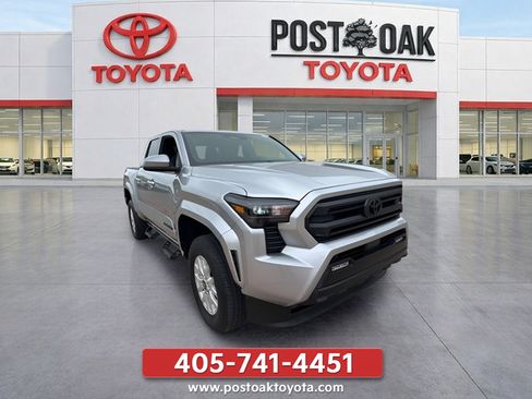 Used 2025 Toyota Tacoma SR5 AWD/4WD image 2