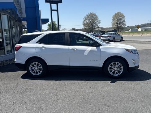 Used 2021 Chevrolet Equinox LS w/ LS Convenience Package AWD/4WD image 2