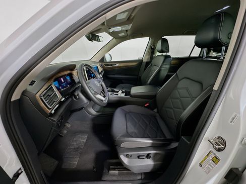 Used 2025 Volkswagen Atlas SE image 13