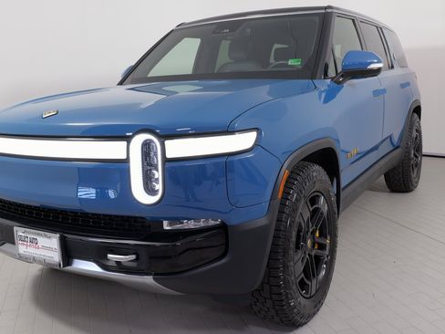Used 2023 Rivian R1S Adventure image 3