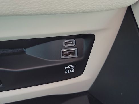 Used 2024 Chrysler Pacifica Limited w/ Uconnect Theater Family Group image 25