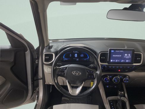 Used 2023 Hyundai Venue SEL image 17
