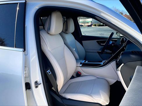 Used 2025 Mercedes-Benz GLC 300 4MATIC image 9