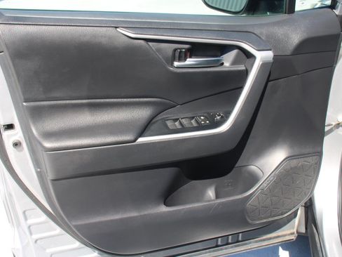 Used 2019 Toyota RAV4 XLE w/ Convenience Package FWD image 10