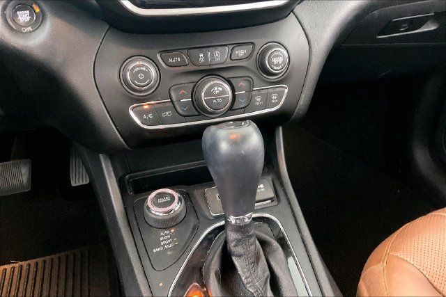 Used 2019 Jeep Cherokee Overland w/ Technology Group AWD/4WD image 7