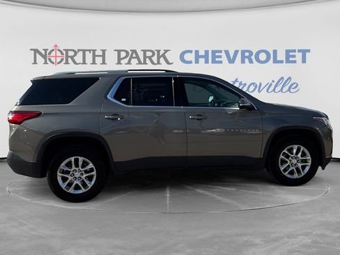 Used 2018 Chevrolet Traverse LT FWD image 2