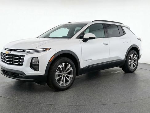 Used 2025 Chevrolet Equinox LT image 3