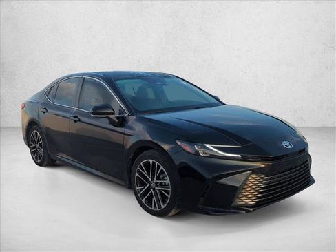 Used 2025 Toyota Camry XLE FWD image 4