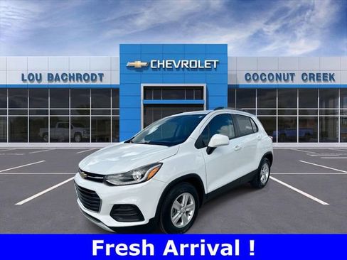 Used 2022 Chevrolet Trax LT w/ LT Convenience Package image 4