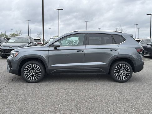 New 2026 Volkswagen Taos SE image 2