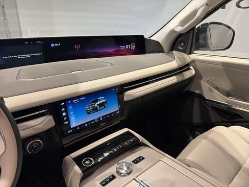 Used 2025 Lincoln Navigator L Reserve AWD/4WD image 13