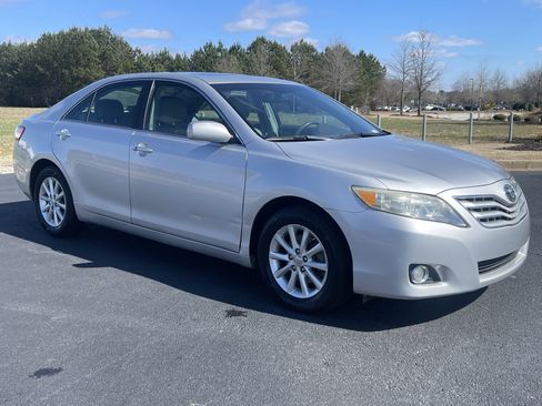 Used 2010 Toyota Camry XLE image 2