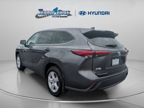Used 2022 Toyota Highlander L FWD image 6