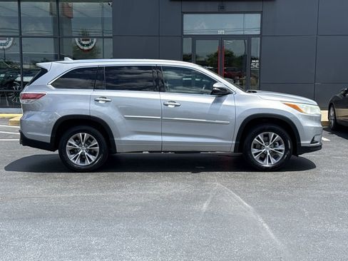 Used 2014 Toyota Highlander XLE FWD image 2
