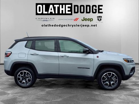 Used 2025 Jeep Compass Trailhawk AWD/4WD image 28