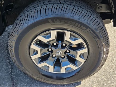 Used 2019 Toyota Tacoma TRD Off-Road w/ Technology Package AWD/4WD image 10