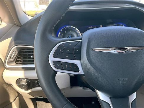 Used 2023 Chrysler Pacifica Touring-L FWD image 17