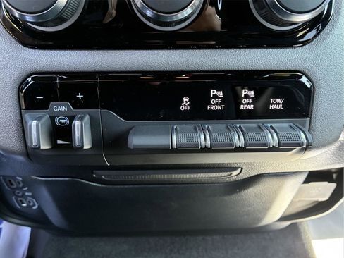 Used 2025 RAM 1500 Big Horn AWD/4WD image 25